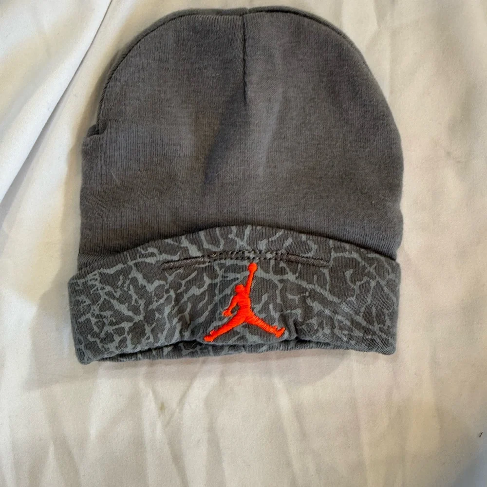 257 NWOT Jordan Baby Beanie Hat 0-6 Months Gray Orange Jumpman Cotton